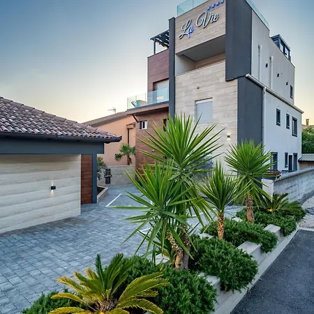 Πανσιόν Luxury Lavie